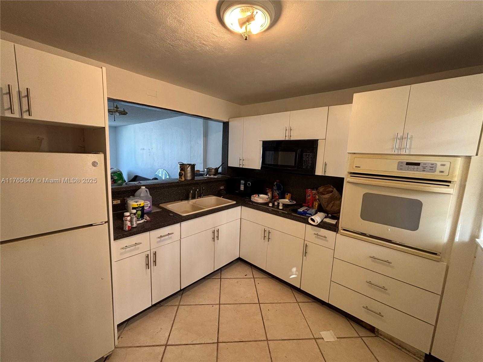Small Image of 7900 TATUM WATERWAY DR #413, Miami Beach Number 4