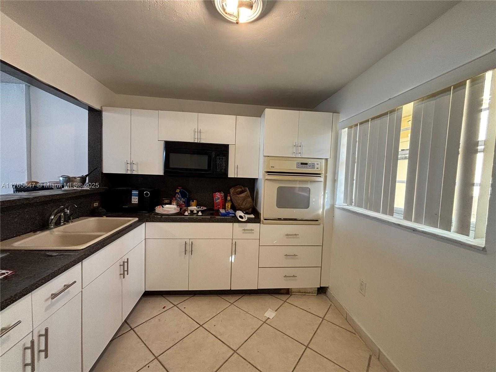 Small Image of 7900 TATUM WATERWAY DR #413, Miami Beach Number 5
