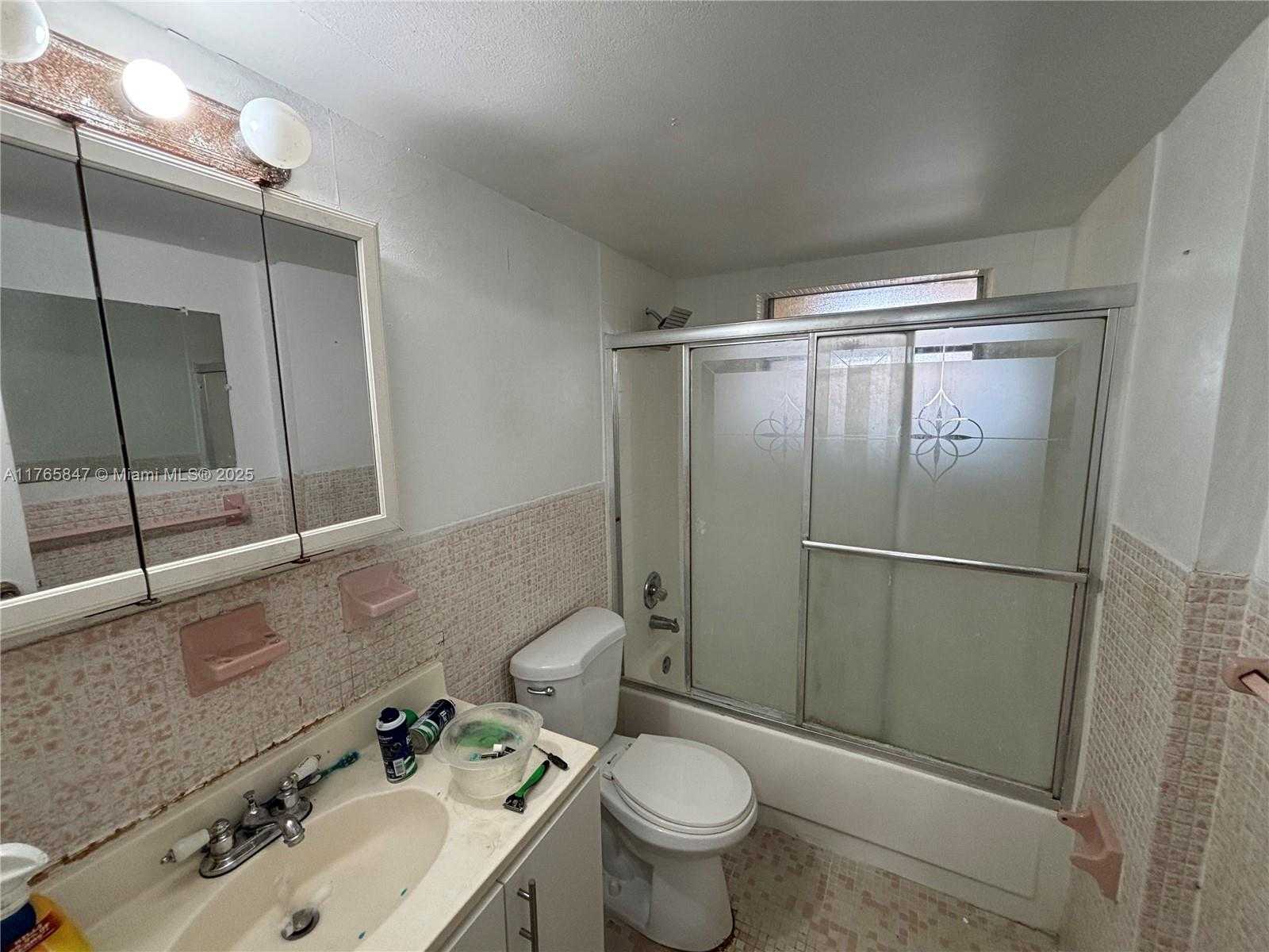 Small Image of 7900 TATUM WATERWAY DR #413, Miami Beach Number 6