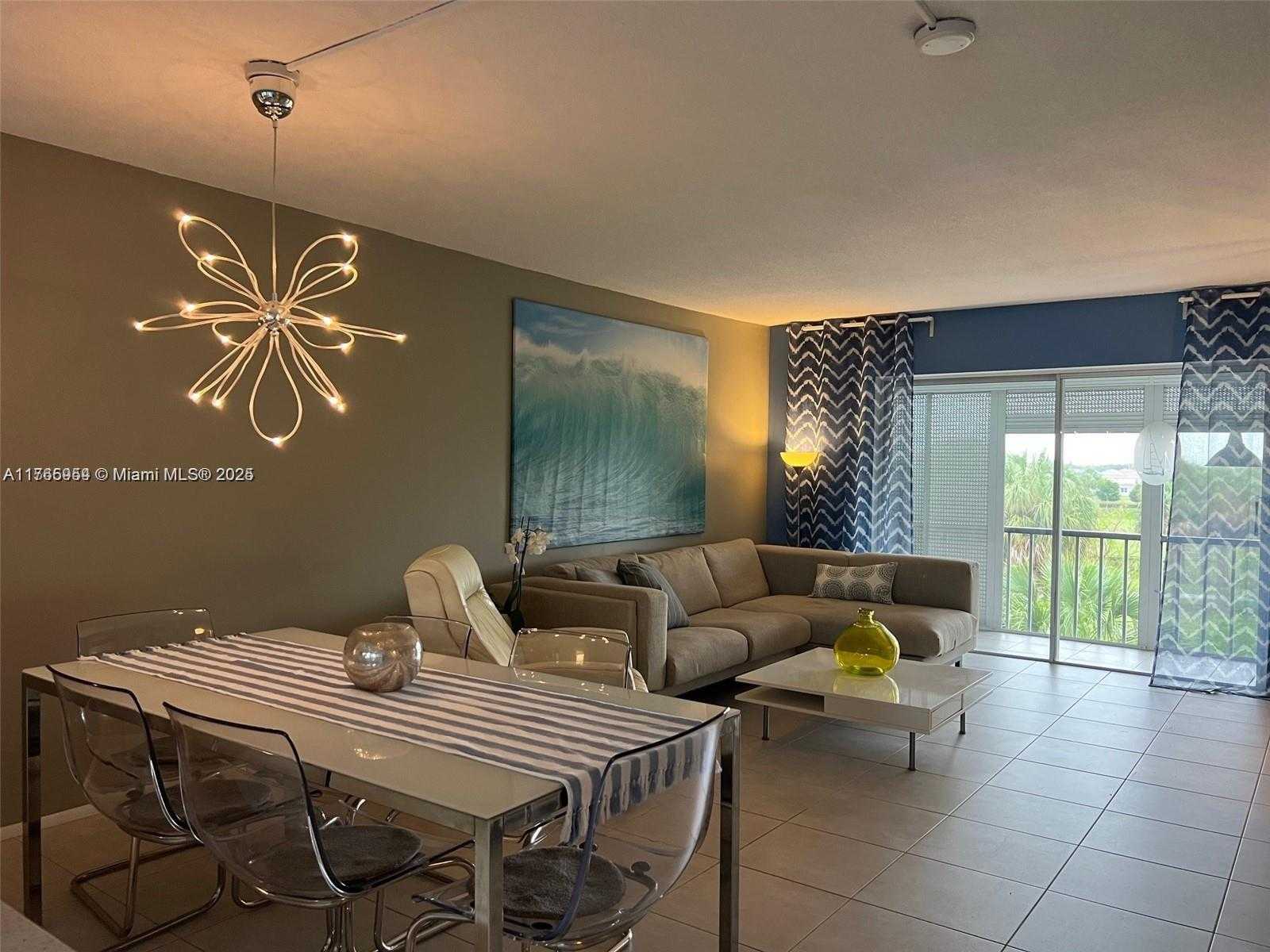 Small Image of 4800 HILLCREST LN #402, Hollywood Number 12