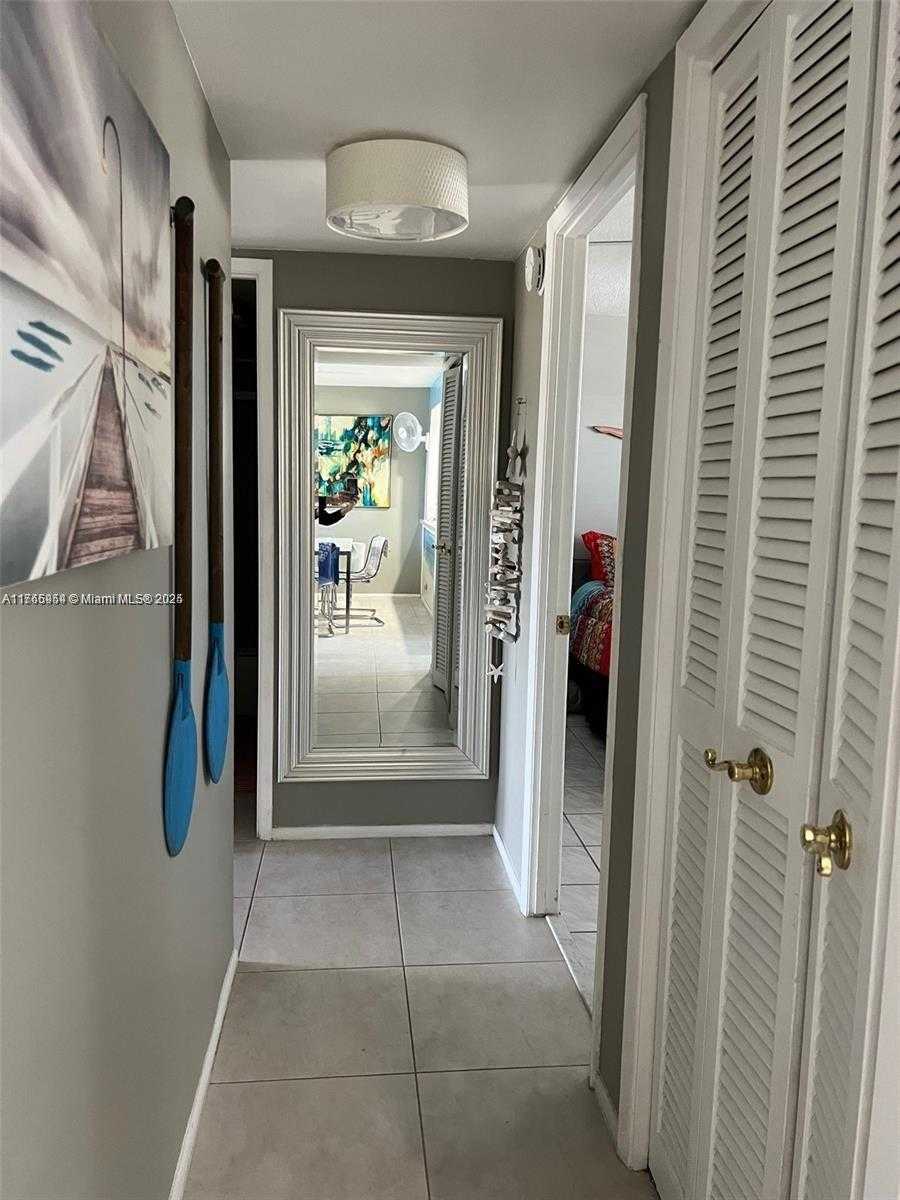 Small Image of 4800 HILLCREST LN #402, Hollywood Number 15