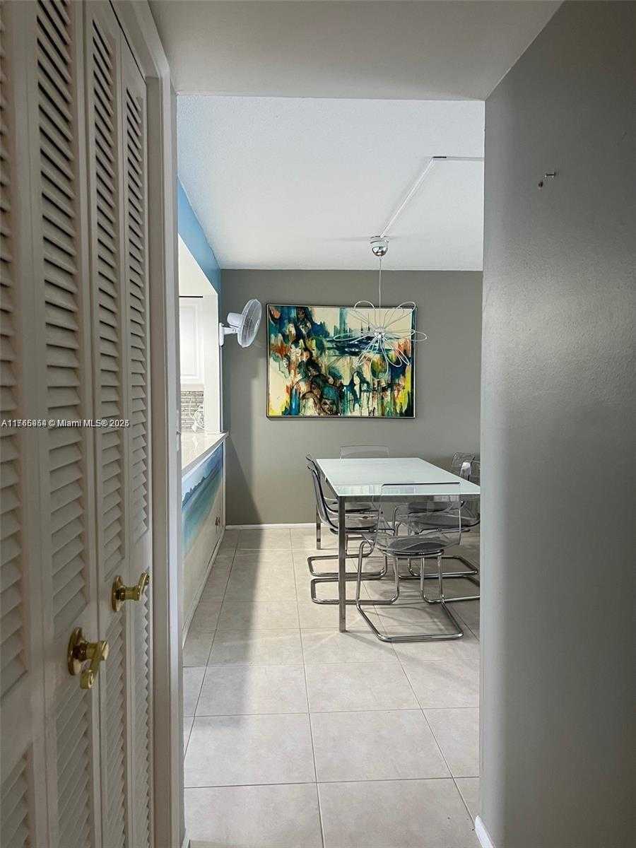 Small Image of 4800 HILLCREST LN #402, Hollywood Number 16