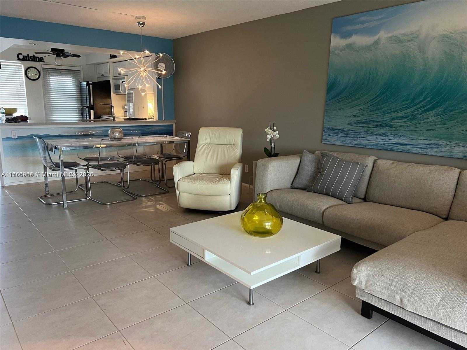 Small Image of 4800 HILLCREST LN #402, Hollywood Number 19