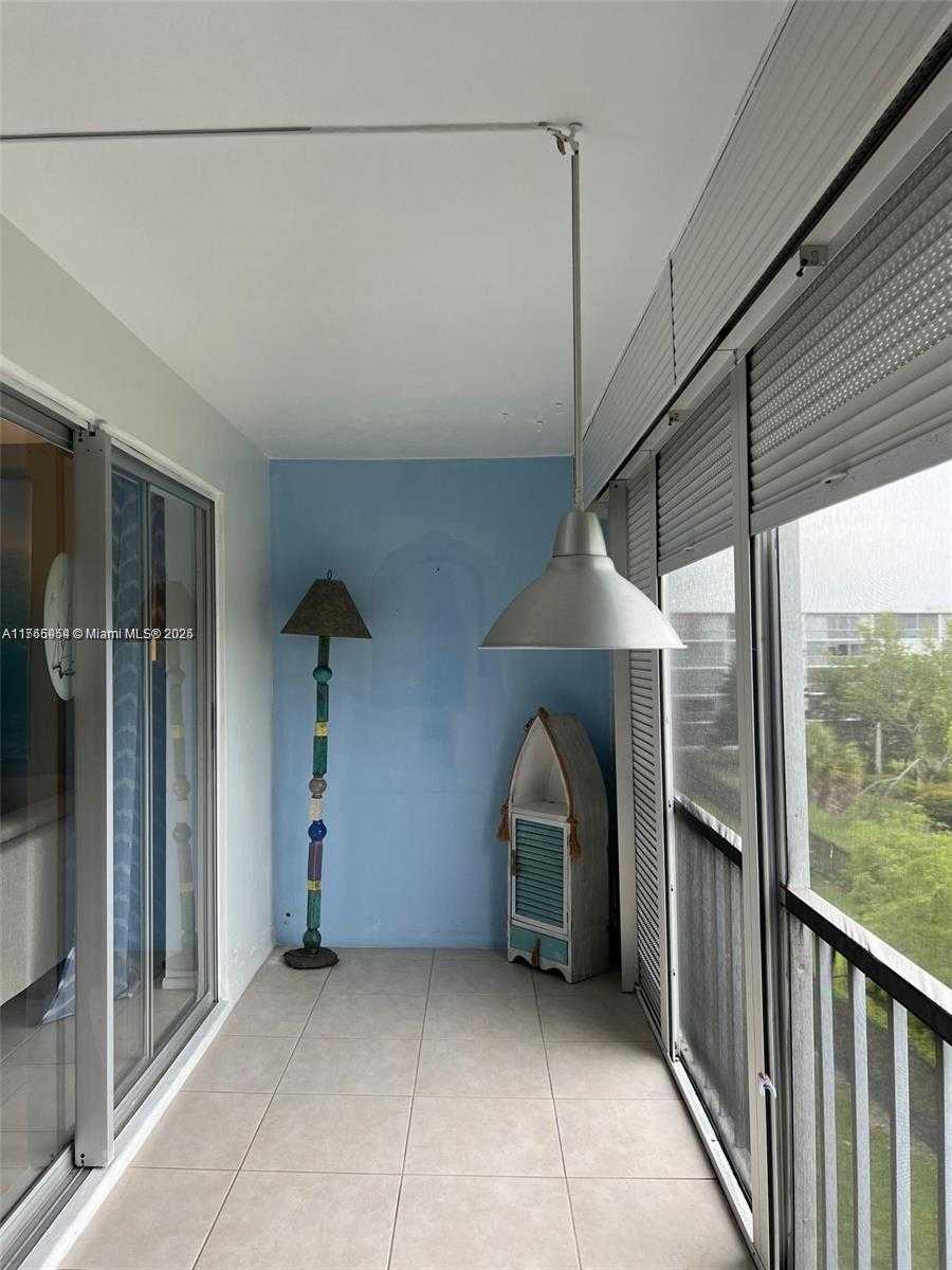 Small Image of 4800 HILLCREST LN #402, Hollywood Number 20