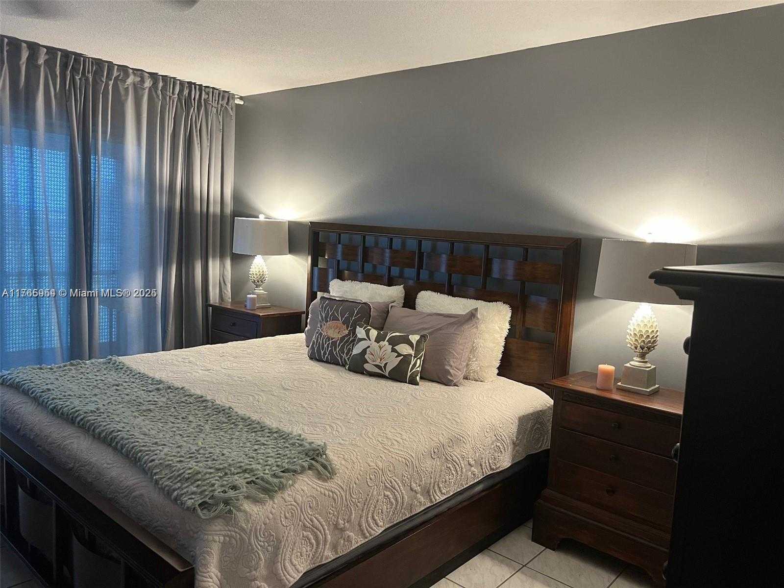 Small Image of 4800 HILLCREST LN #402, Hollywood Number 21