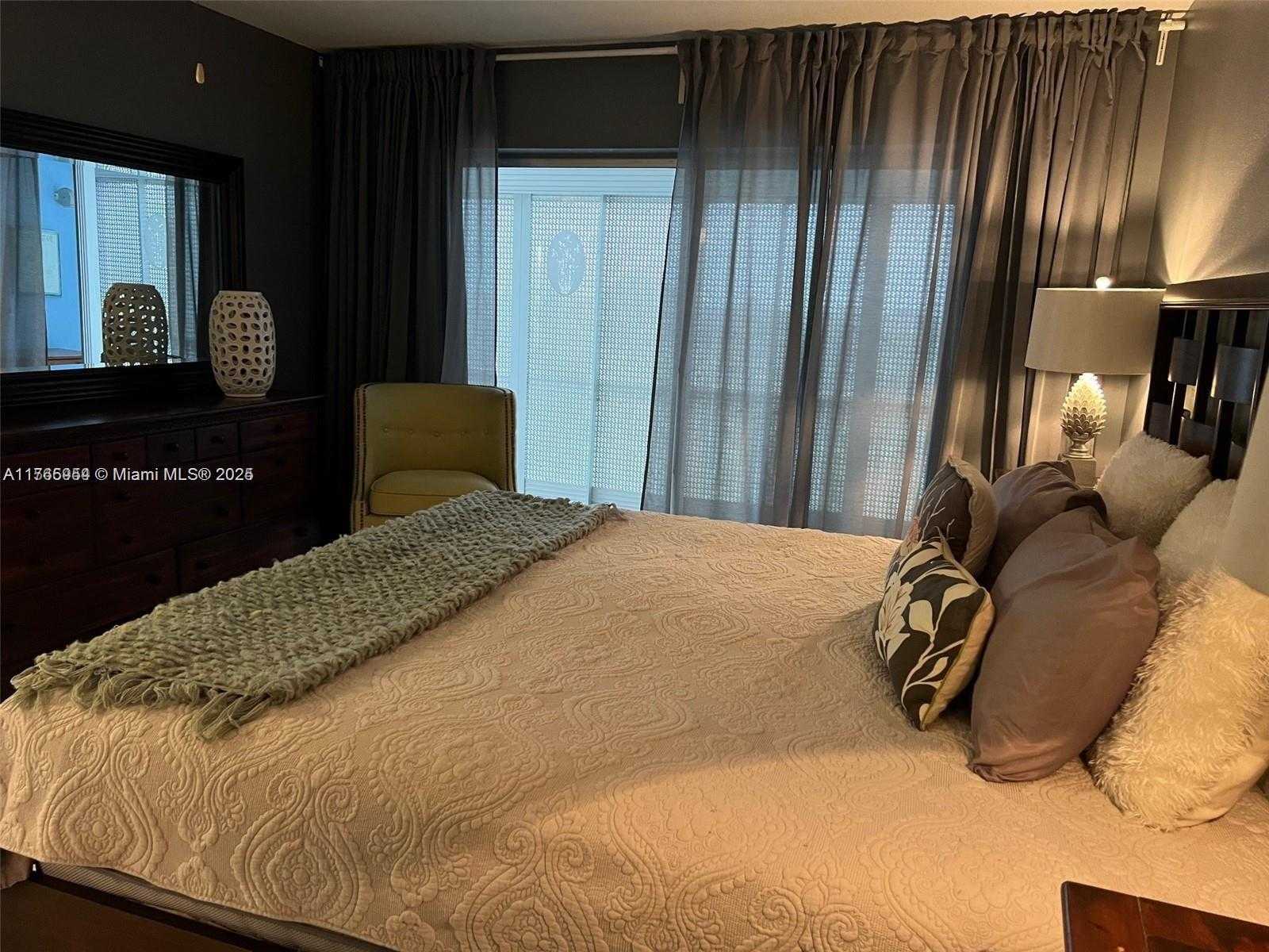 Small Image of 4800 HILLCREST LN #402, Hollywood Number 22