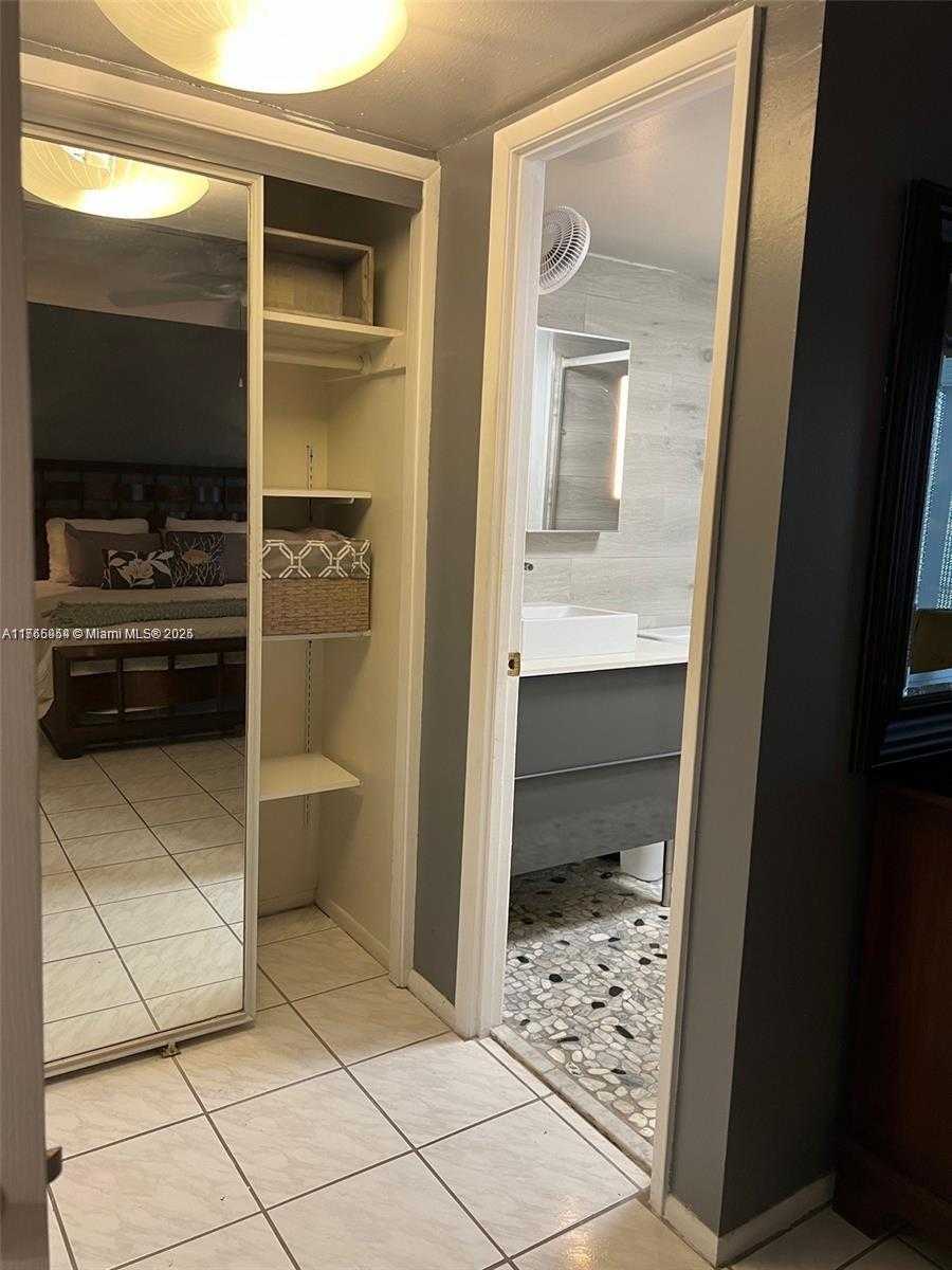 Small Image of 4800 HILLCREST LN #402, Hollywood Number 23