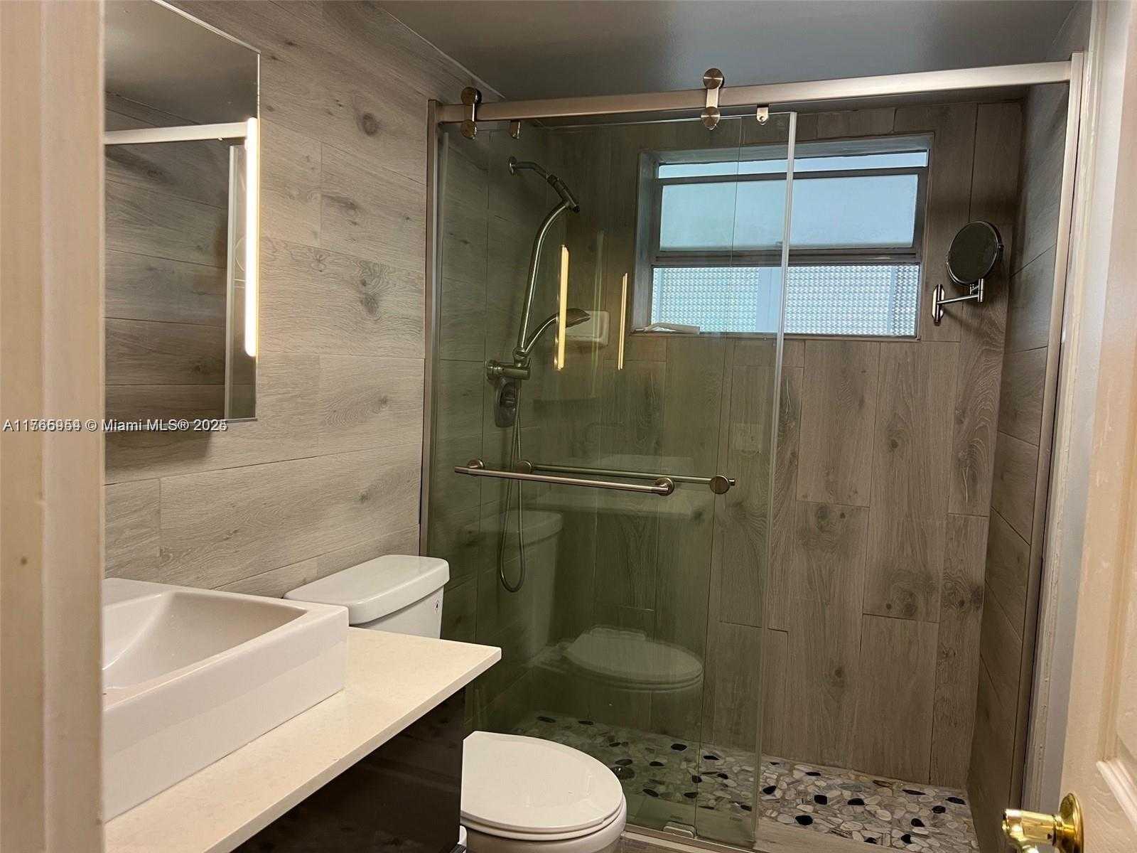 Small Image of 4800 HILLCREST LN #402, Hollywood Number 24