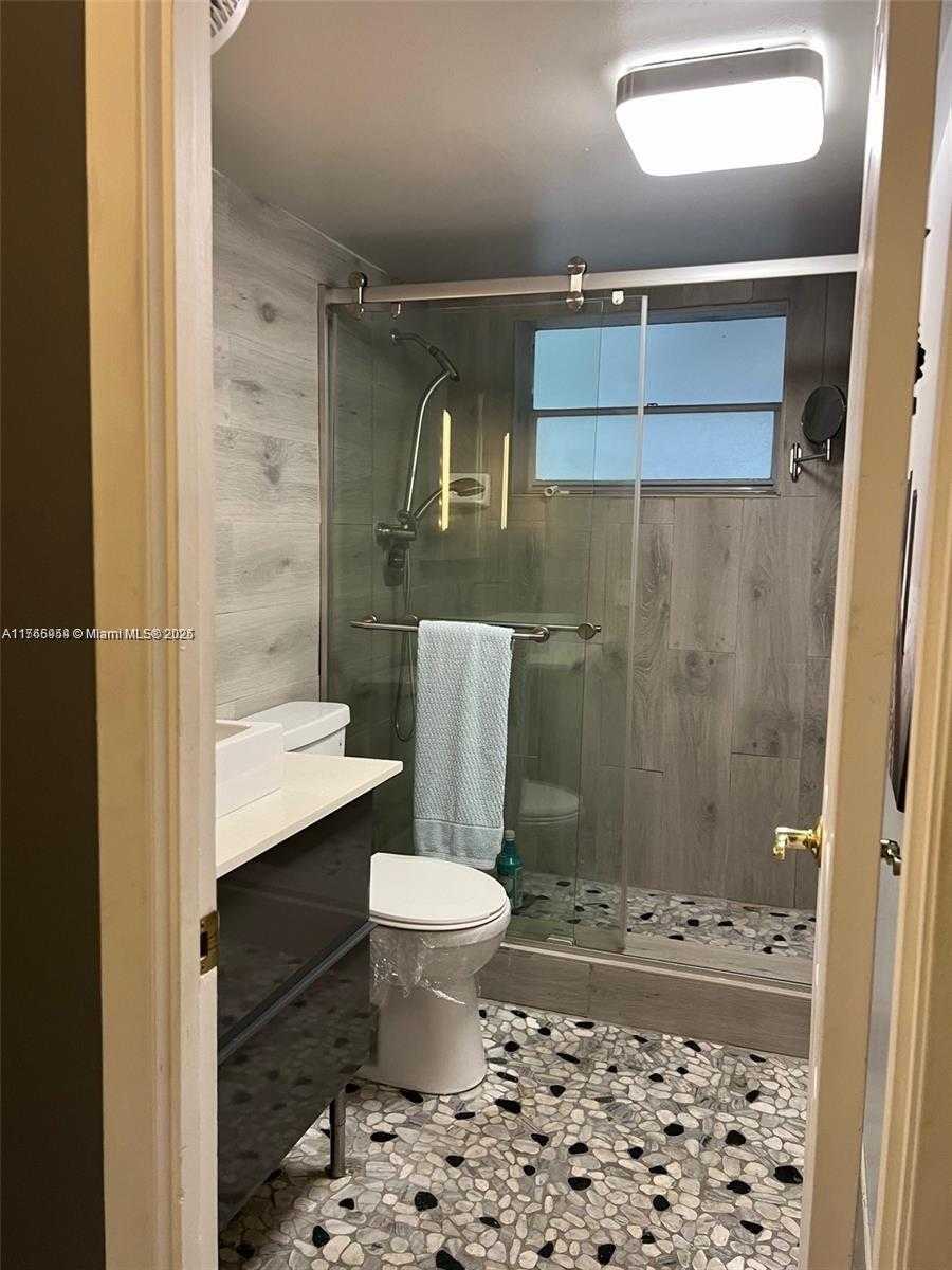 Small Image of 4800 HILLCREST LN #402, Hollywood Number 25