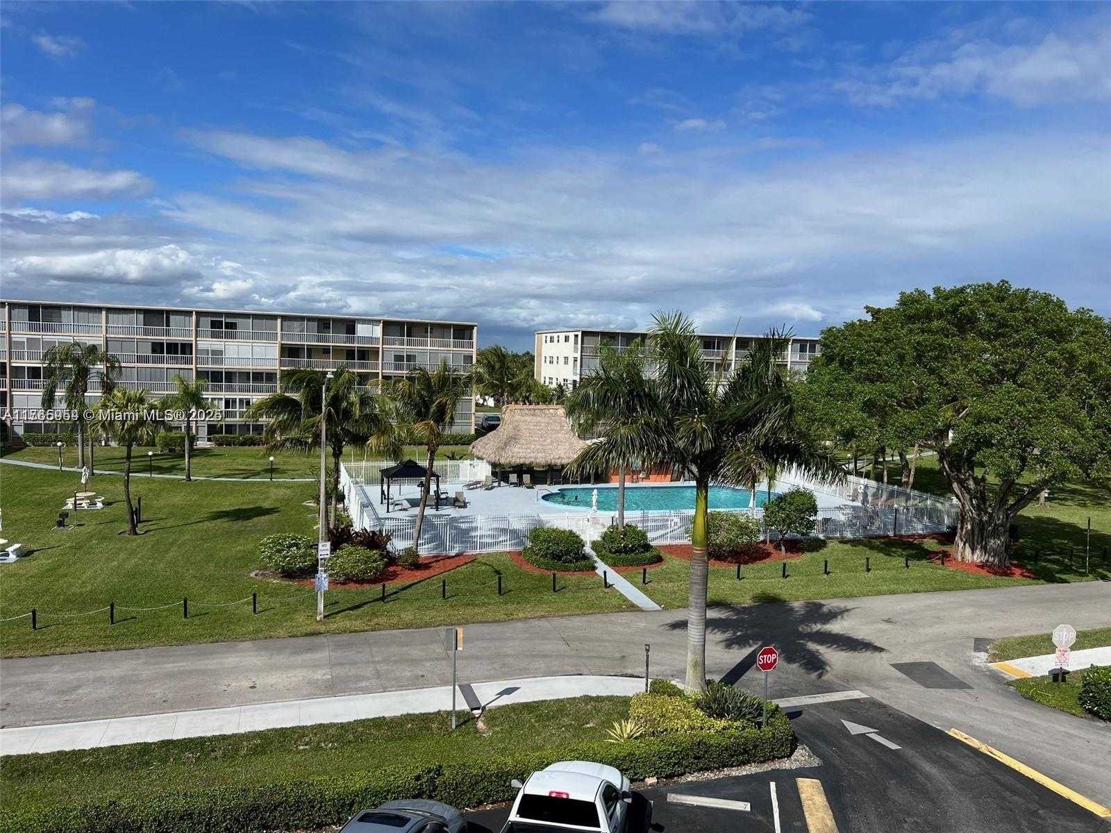 Small Image of 4800 HILLCREST LN #402, Hollywood Number 30