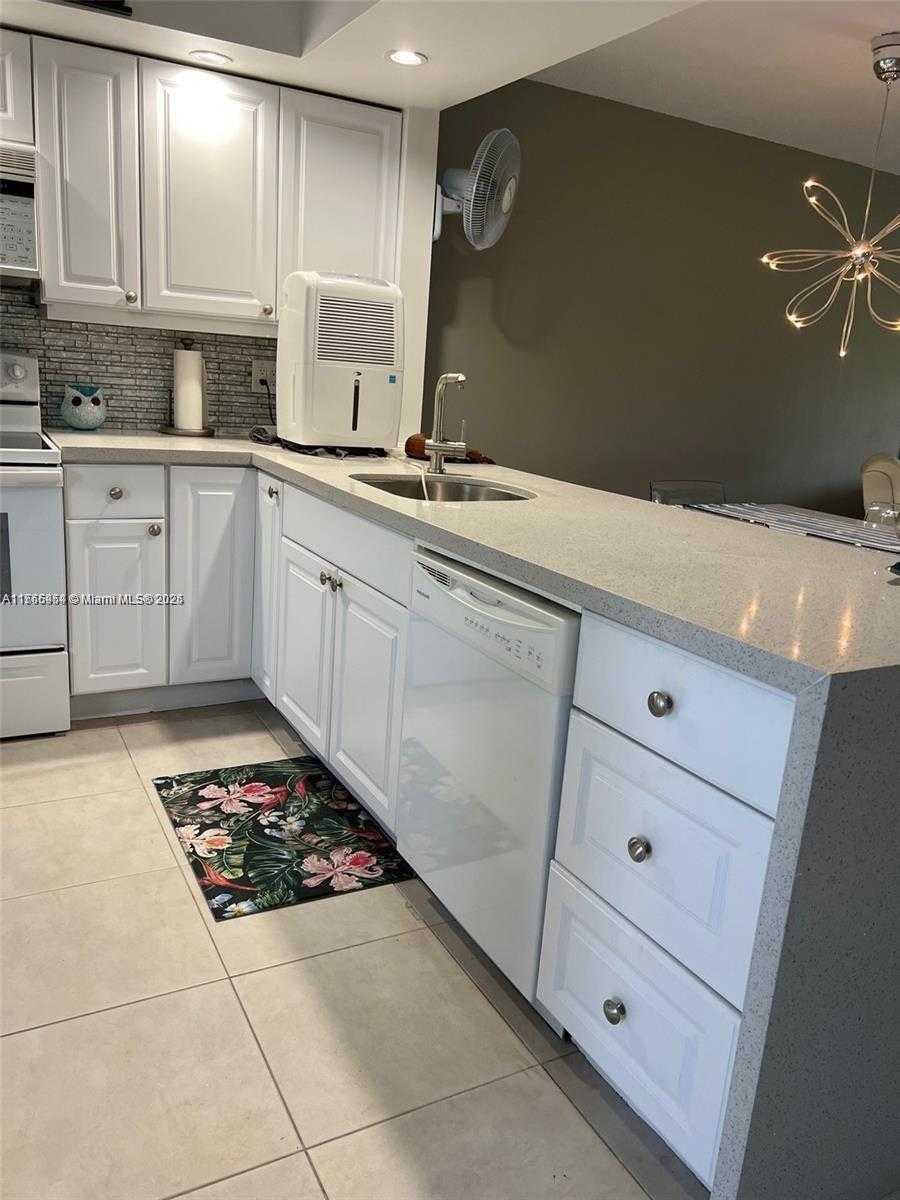 Small Image of 4800 HILLCREST LN #402, Hollywood Number 5