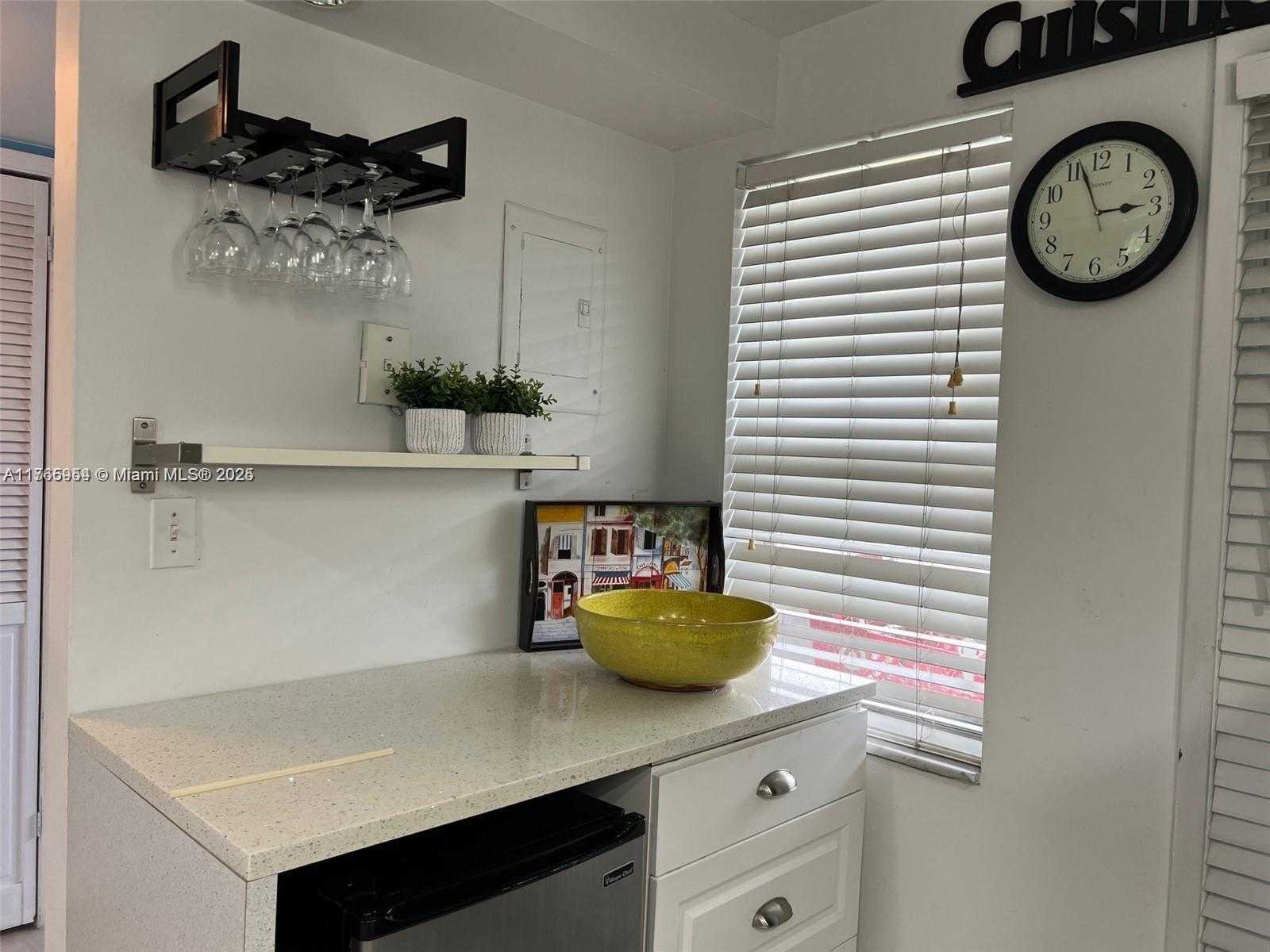 Small Image of 4800 HILLCREST LN #402, Hollywood Number 7