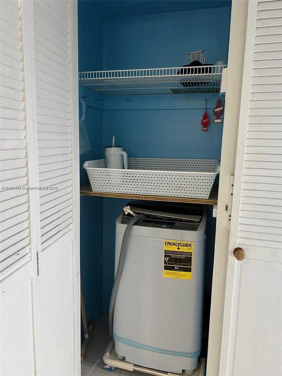 Small Image of 4800 HILLCREST LN #402, Hollywood Number 9