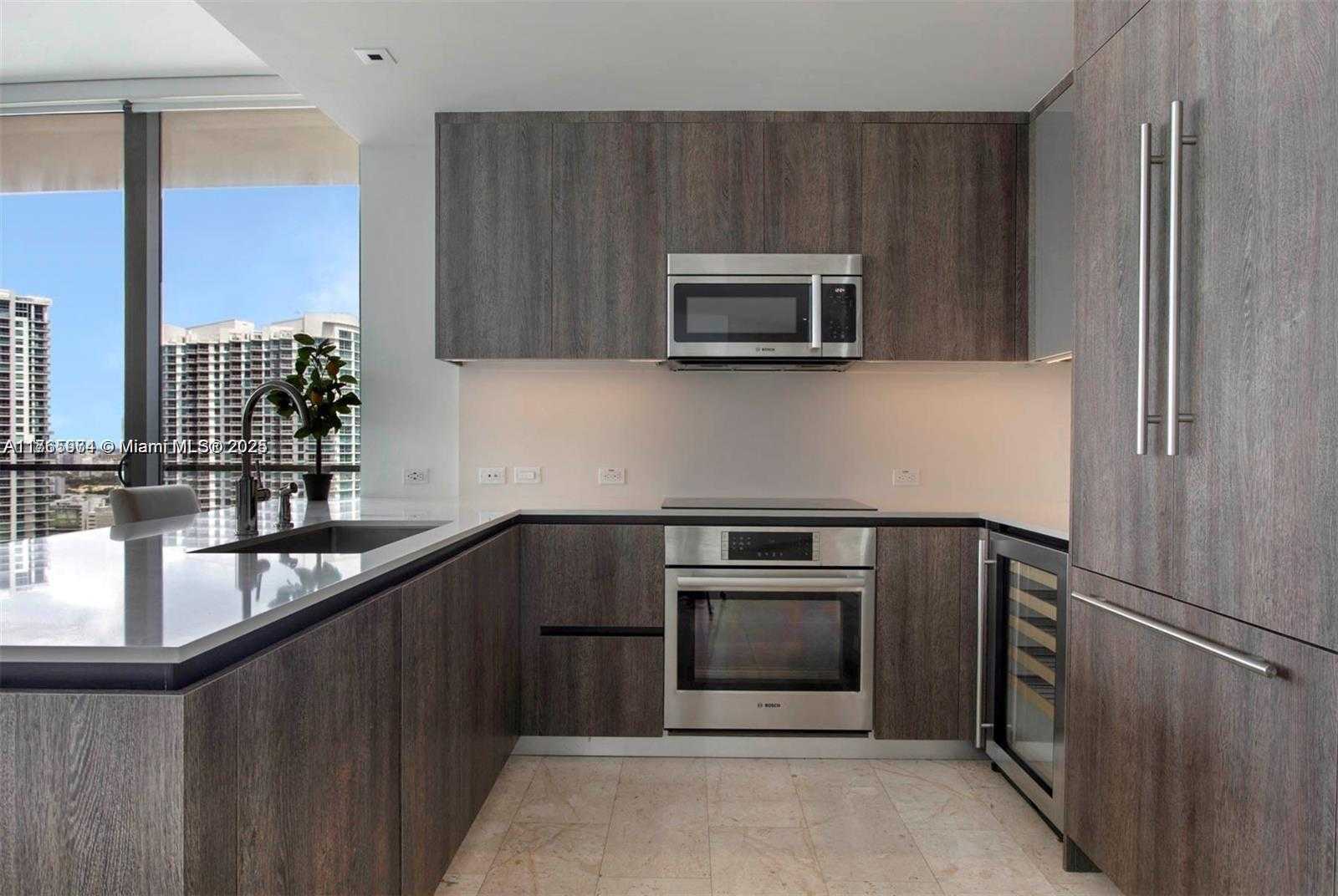 Small Image of 68 SOUTH EAST 6TH ST #2412, Miami Number 3