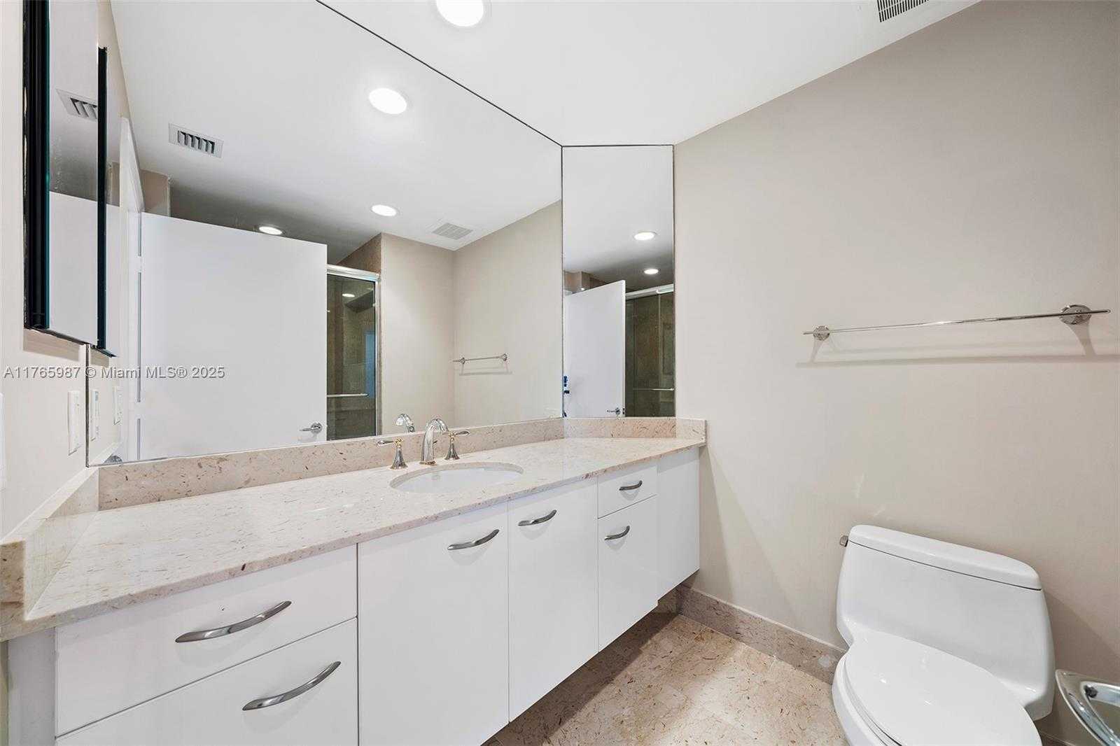 Small Image of 21200 POINT PL #1203, Aventura Number 32