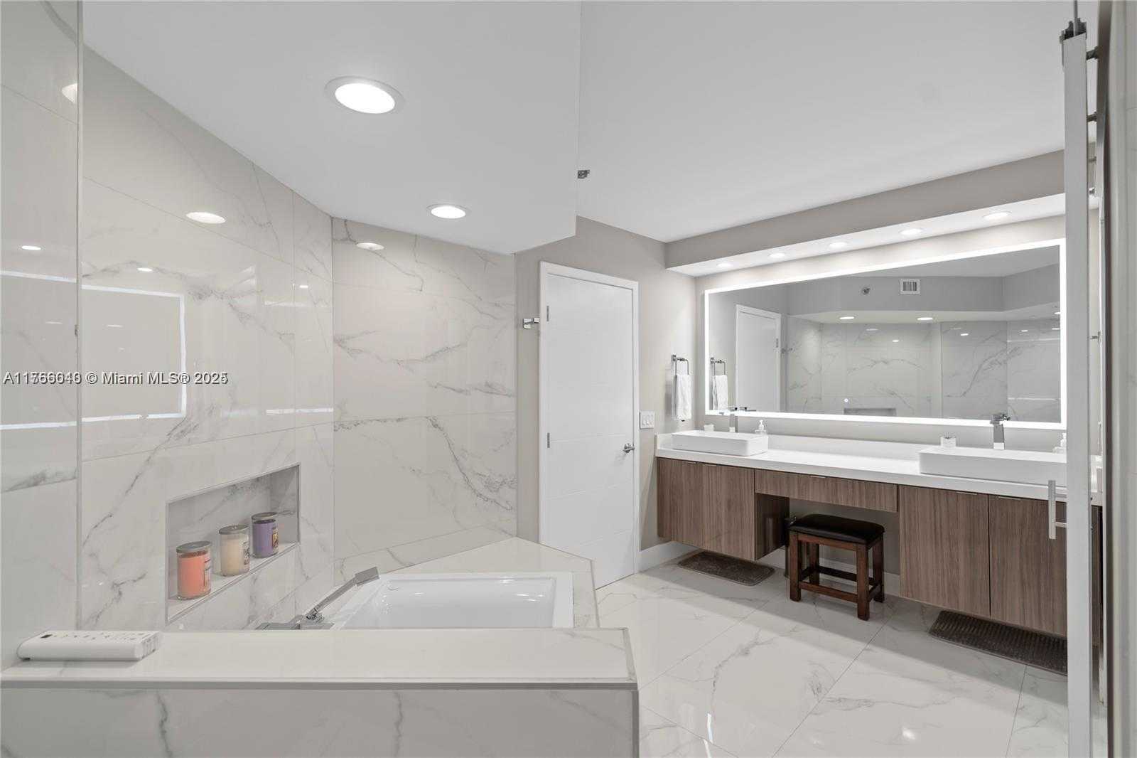 Small Image of 3600 MYSTIC POINTE DR #LPH13, Aventura Number 17