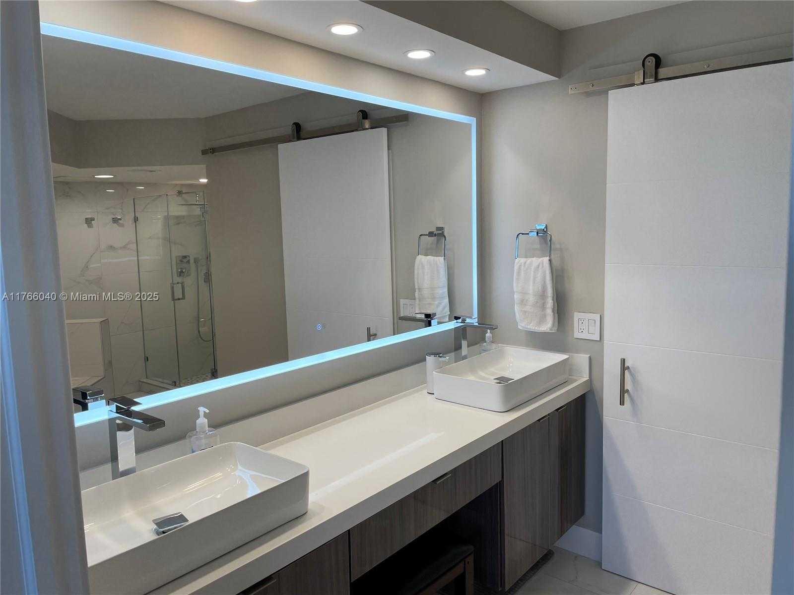 Small Image of 3600 MYSTIC POINTE DR #LPH13, Aventura Number 18