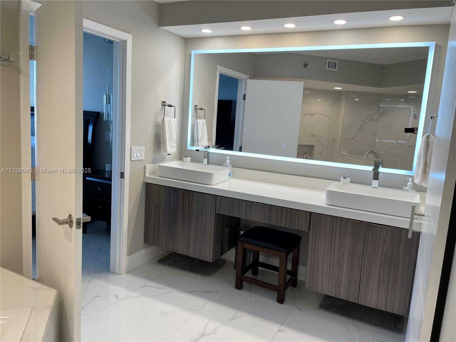 Small Image of 3600 MYSTIC POINTE DR #LPH13, Aventura Number 19