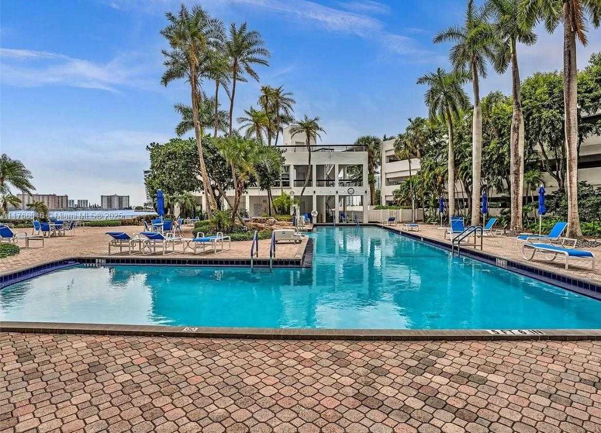 Small Image of 3600 MYSTIC POINTE DR #LPH13, Aventura Number 21