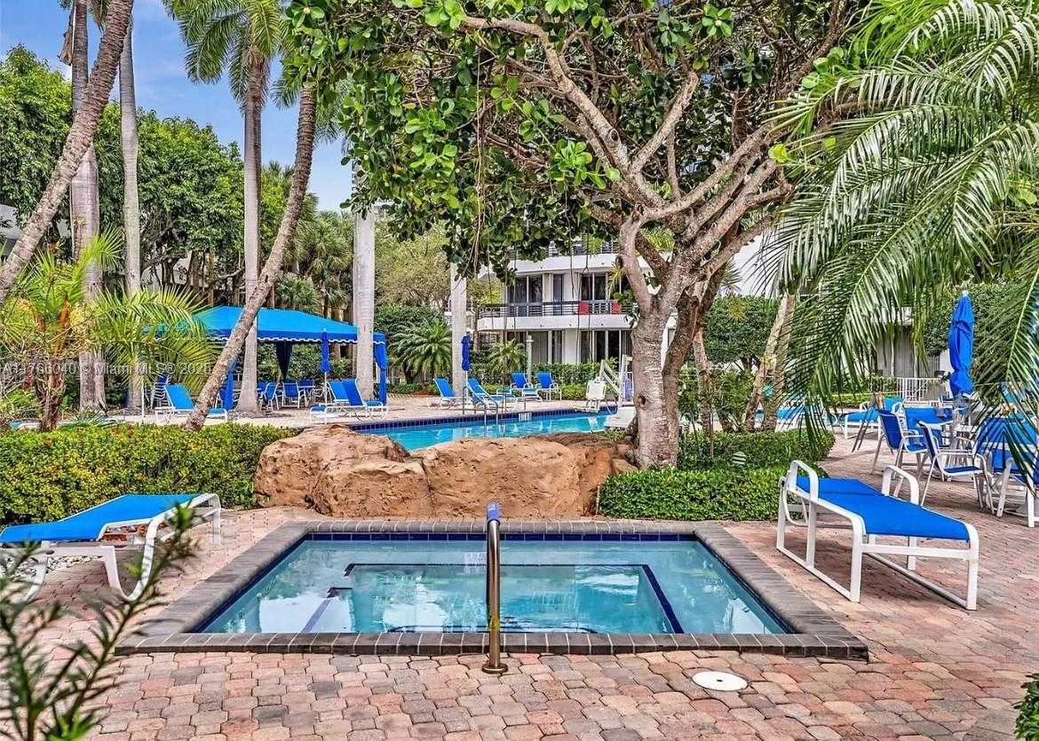 Small Image of 3600 MYSTIC POINTE DR #LPH13, Aventura Number 22