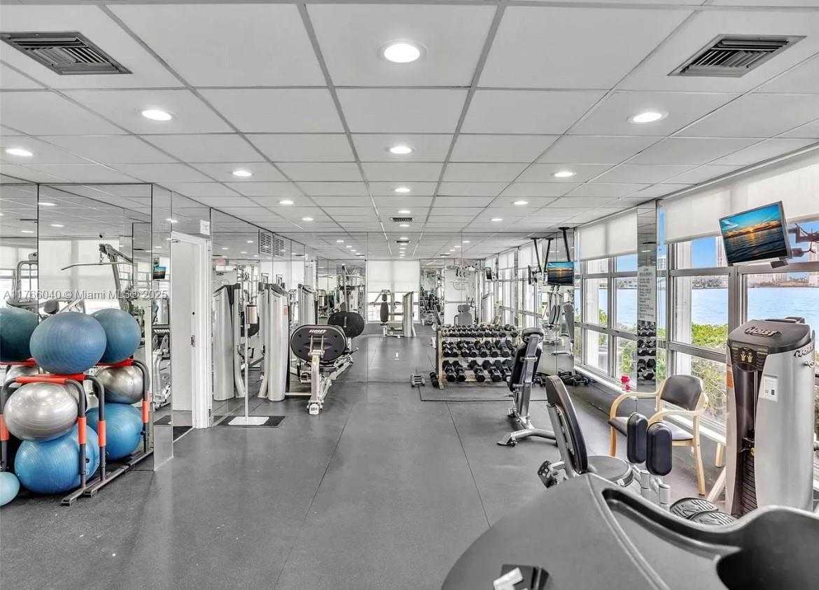 Small Image of 3600 MYSTIC POINTE DR #LPH13, Aventura Number 26