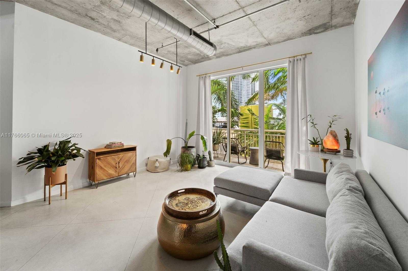 Small Image of 2001 Biscayne Blvd, Miami, FL 33137, USA Number 4