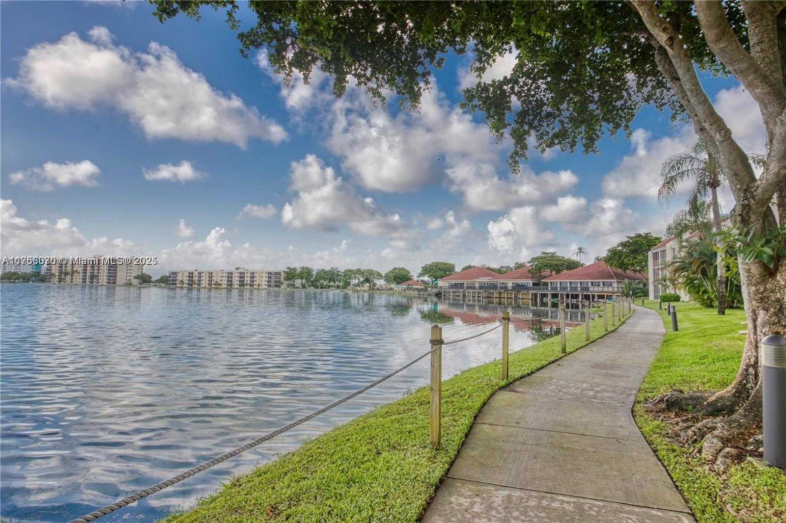 Small Image of 109 LAKE EMERALD DR #304, Oakland Park Number 5