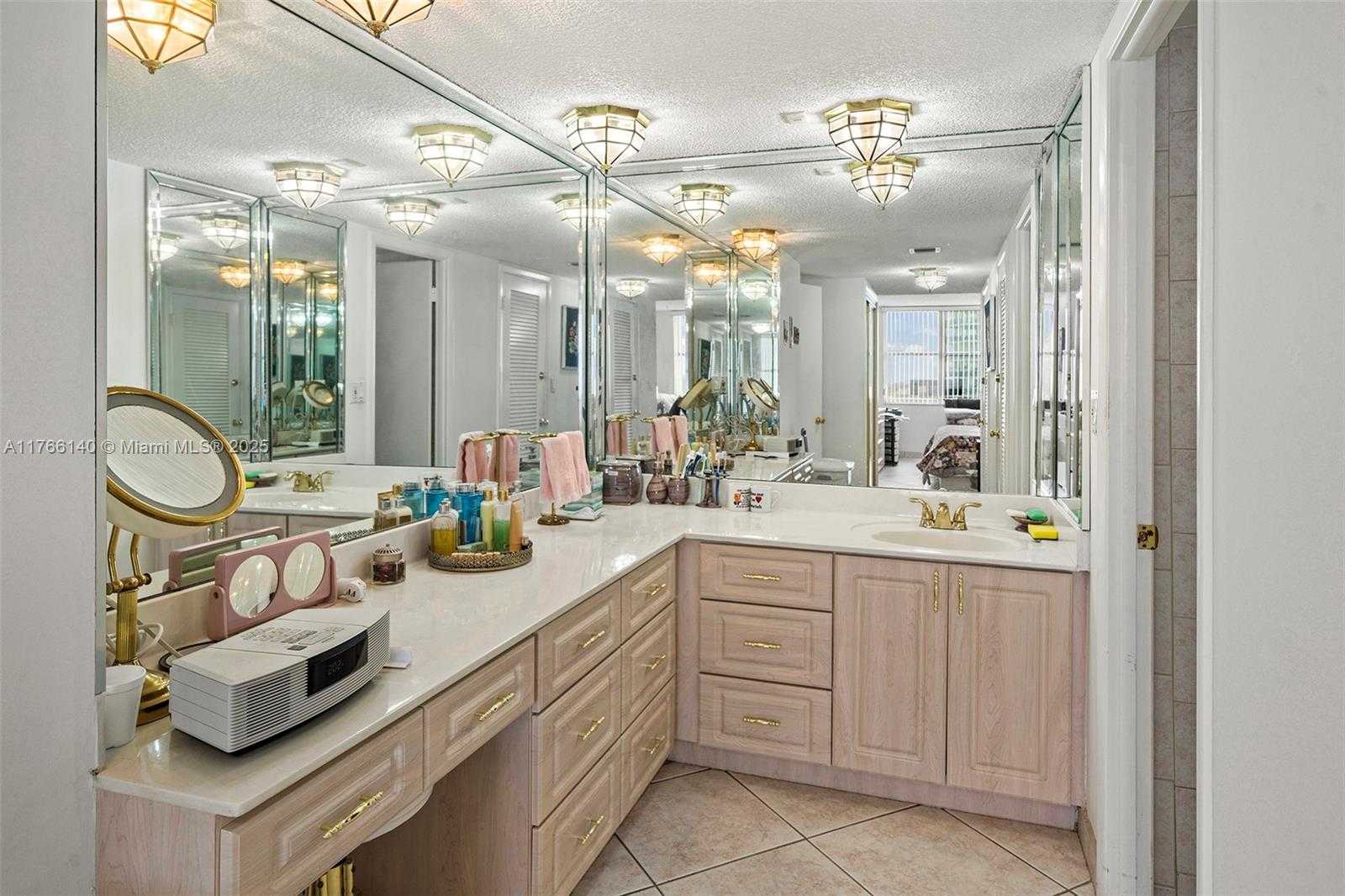 Small Image of 6039 COLLINS AVE #1733, Miami Beach Number 13