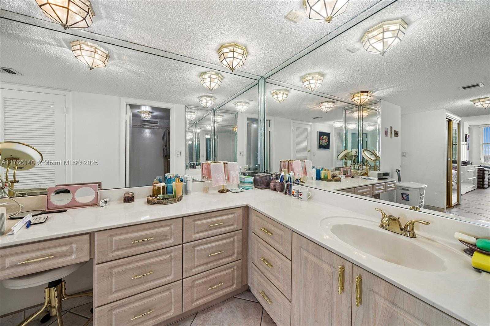 Small Image of 6039 COLLINS AVE #1733, Miami Beach Number 14