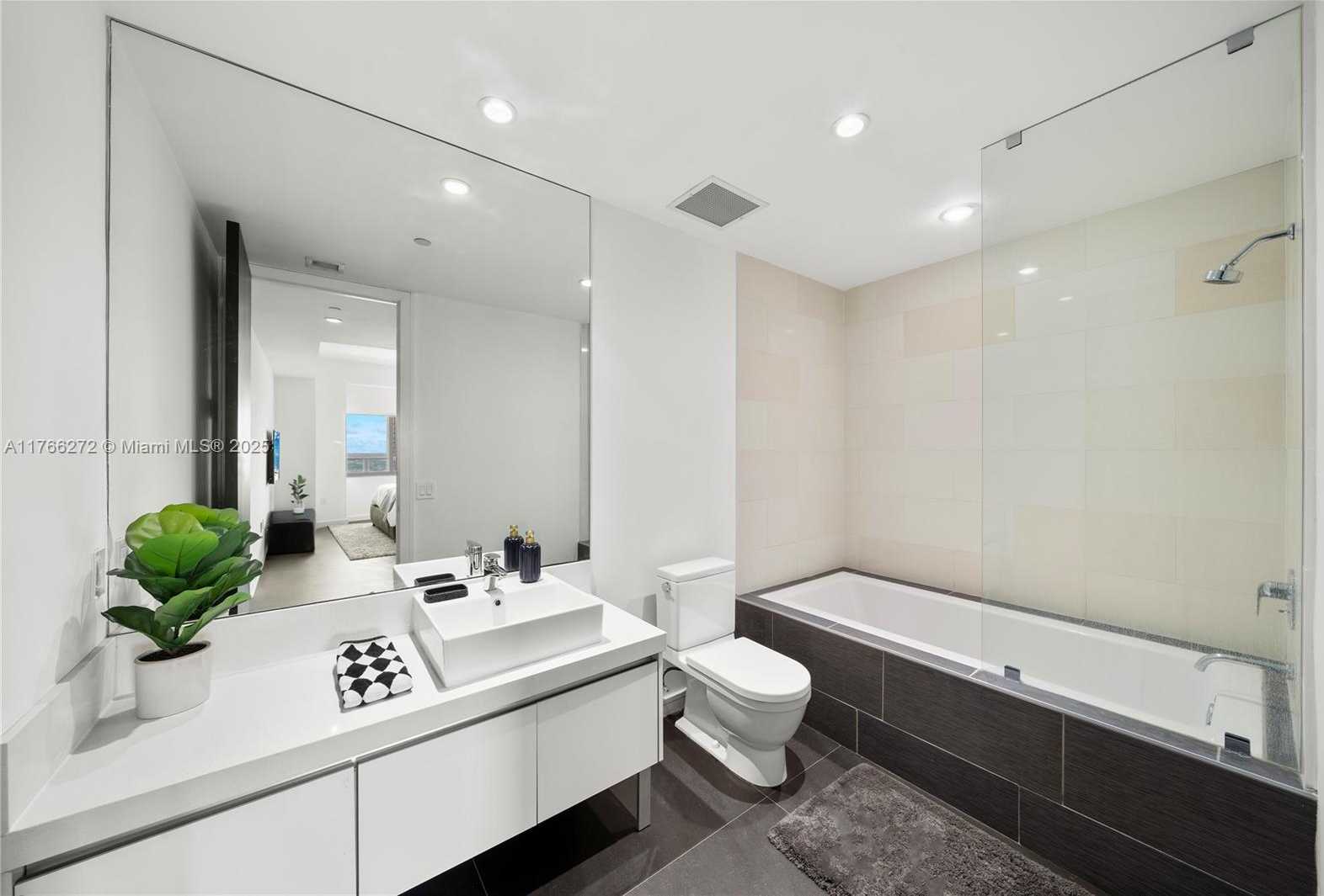 Small Image of 1100 BISCAYNE BLVD #5303, Miami Number 25