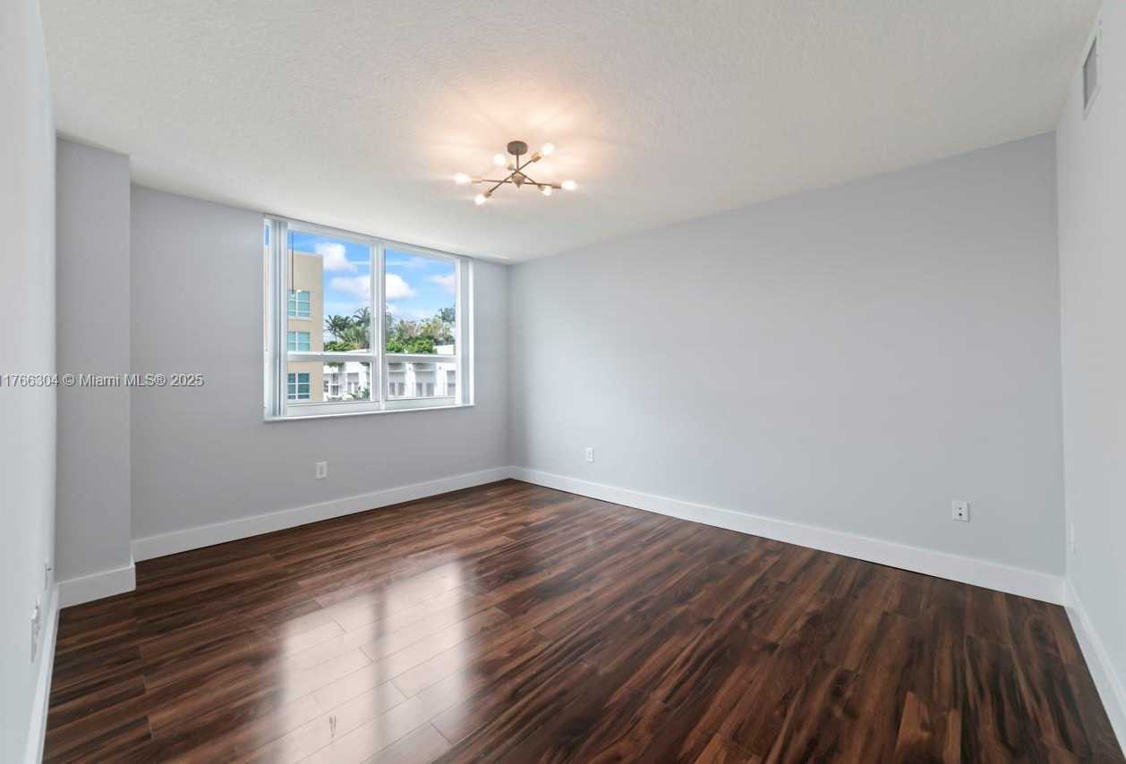 Small Image of 2000 NORTH BAYSHORE DRIVE #527, Miami Number 17
