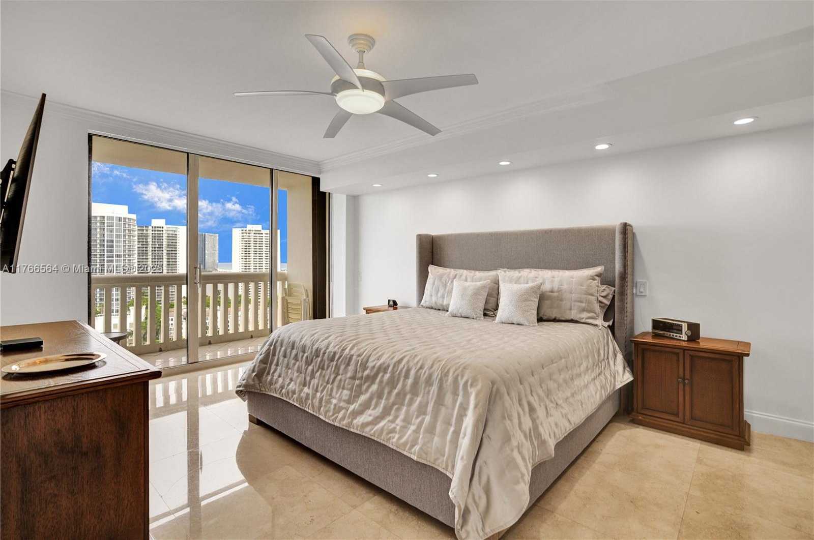 Small Image of 1000 ISLAND BLVD #2107, Aventura Number 16