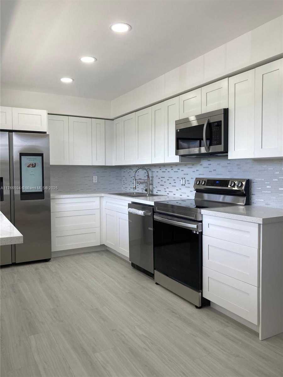 Small Image of 804 CYPRESS BLVD #407, Pompano Beach Number 2