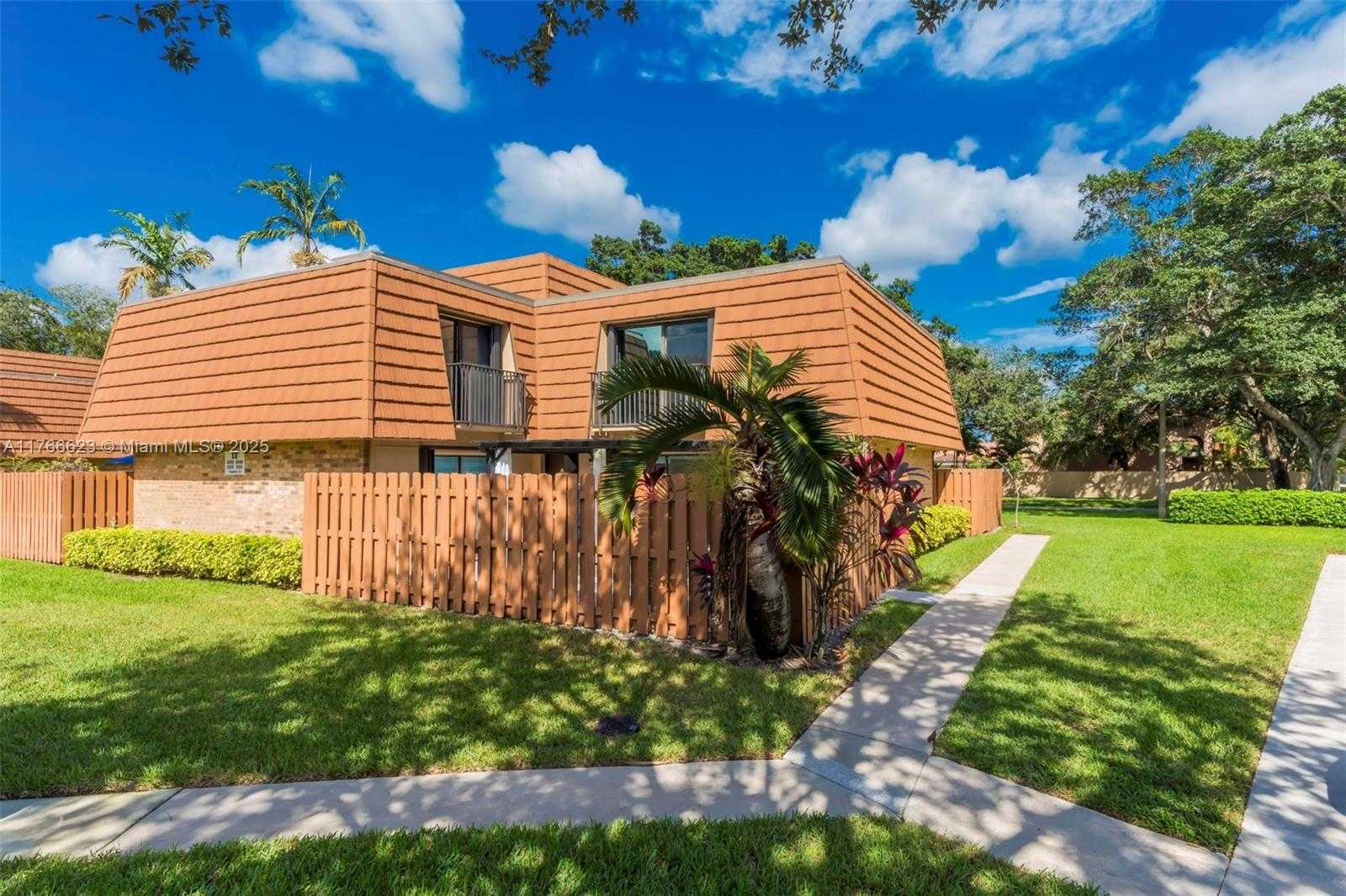 Small Image of 2551 CAMELOT CT #106, Cooper City Number 6