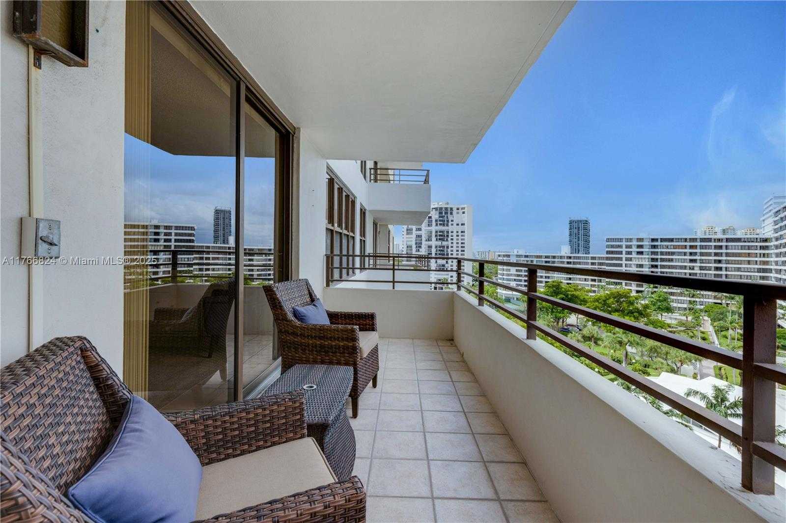 Small Image of 2500 PARKVIEW DRIVE #1019, Hallandale Beach Number 3