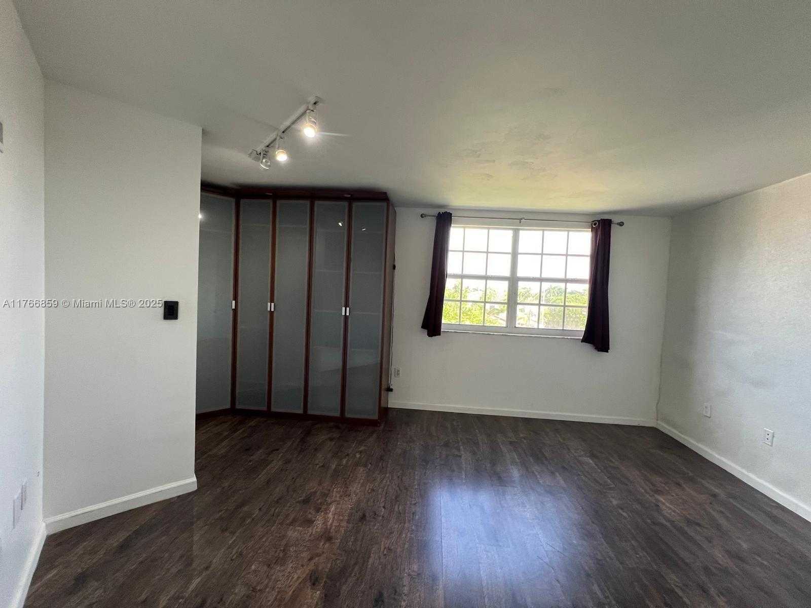 Small Image of 9715 FONTAINEBLEAU BLVD #E308, Miami Number 23