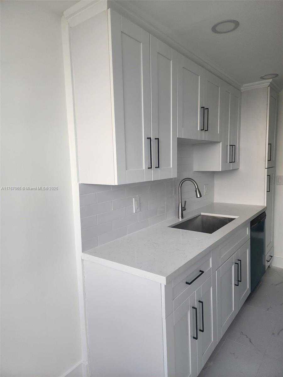 Small Image of 1300 NORTH EAST MIAMI GARDENS DR #313E, Miami Number 3
