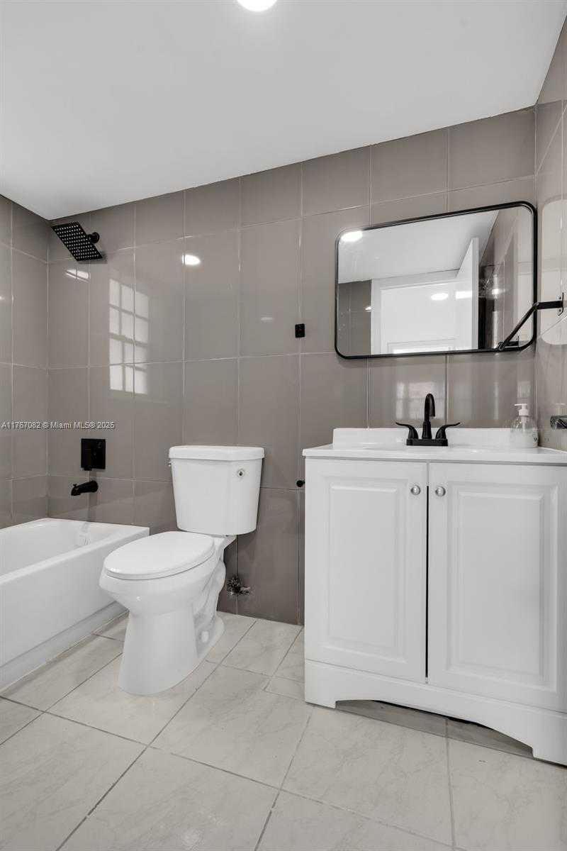 Small Image of 8040 NORTH SUNRISE LAKES DR #106, Sunrise Number 17