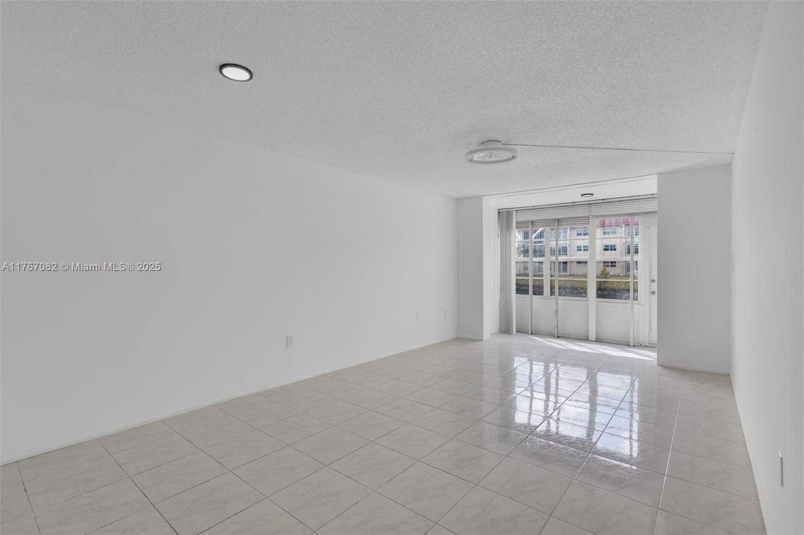 Small Image of 8040 NORTH SUNRISE LAKES DR #106, Sunrise Number 4