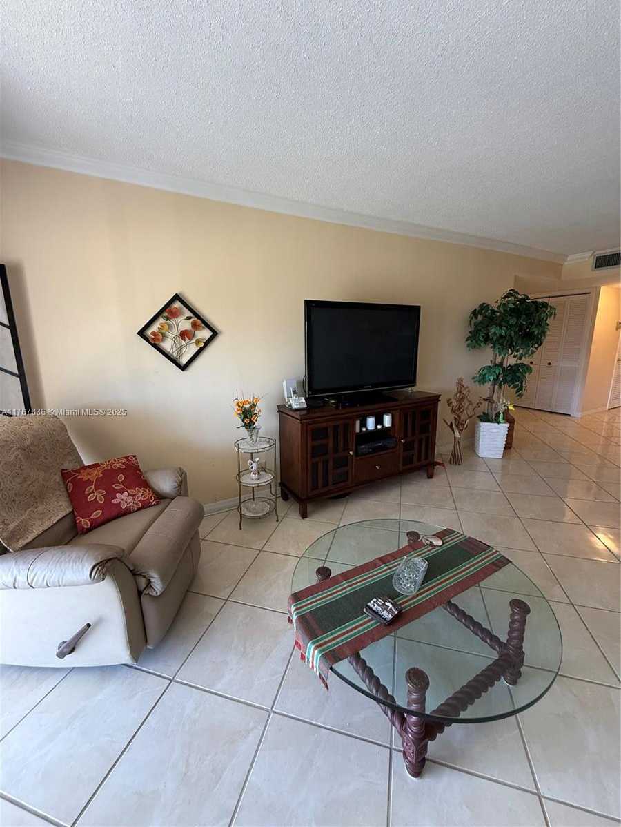 Small Image of 4800 HILLCREST LN #511, Hollywood Number 10