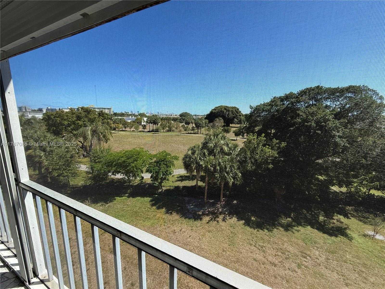 Small Image of 4800 HILLCREST LN #511, Hollywood Number 12