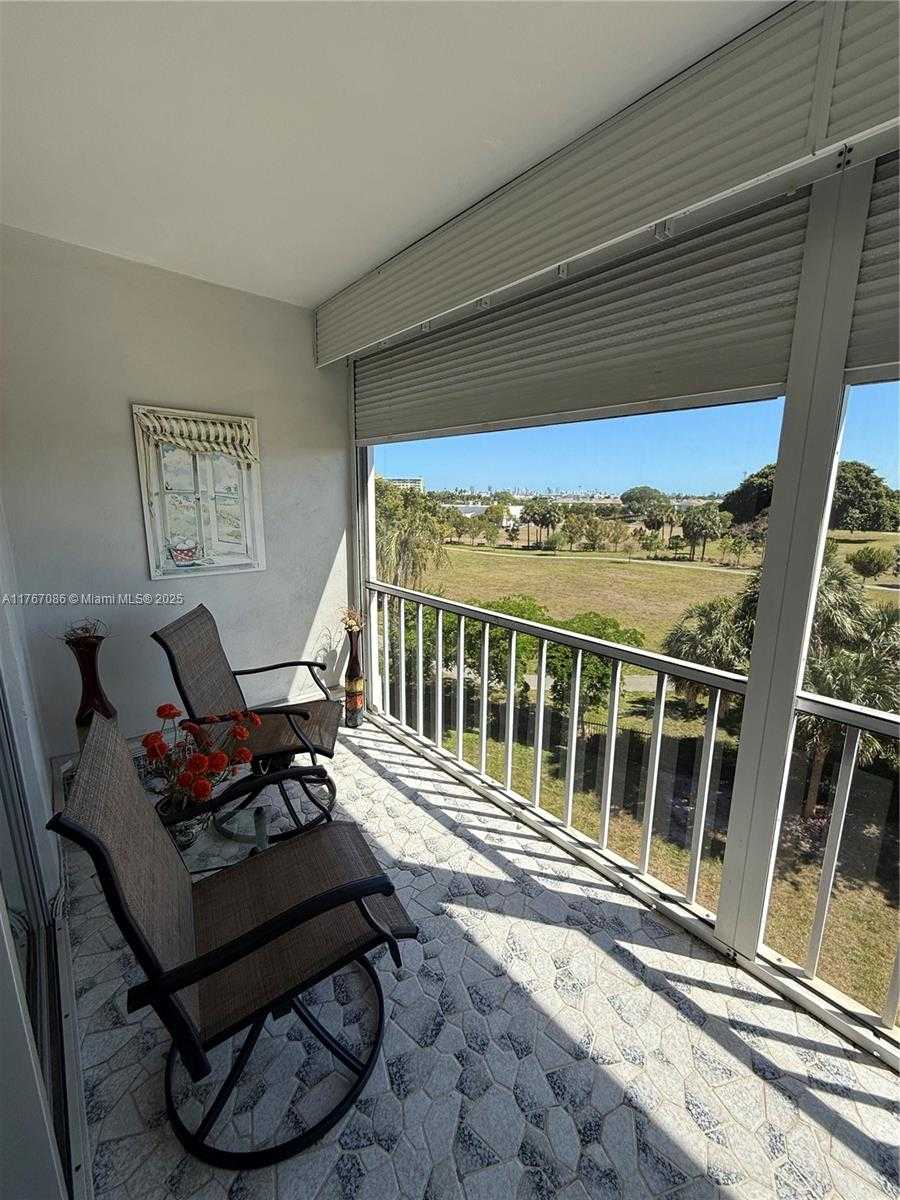 Small Image of 4800 HILLCREST LN #511, Hollywood Number 16