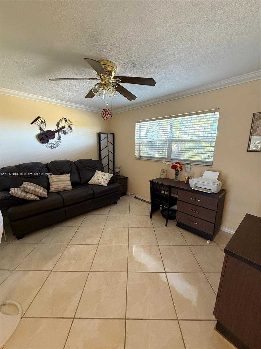 Small Image of 4800 HILLCREST LN #511, Hollywood Number 17