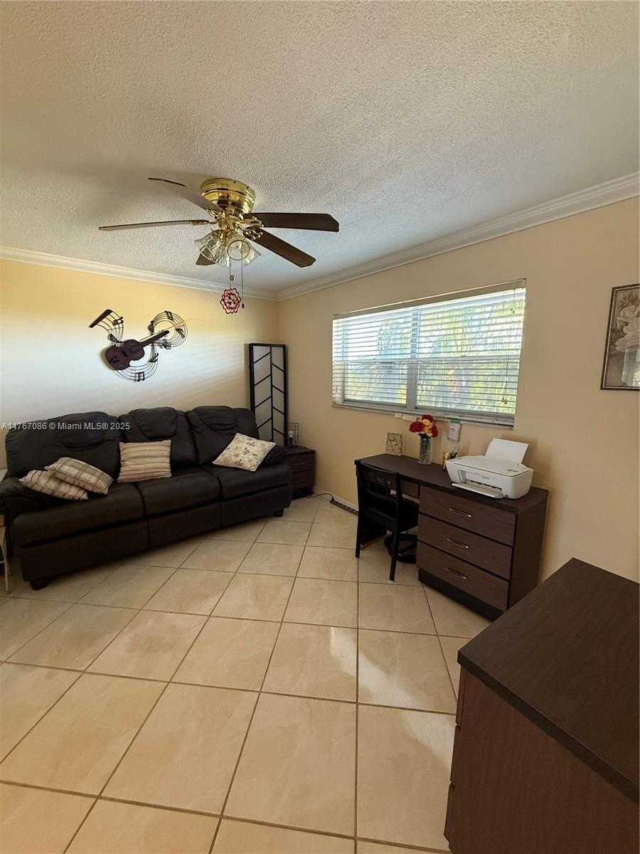 Small Image of 4800 HILLCREST LN #511, Hollywood Number 18
