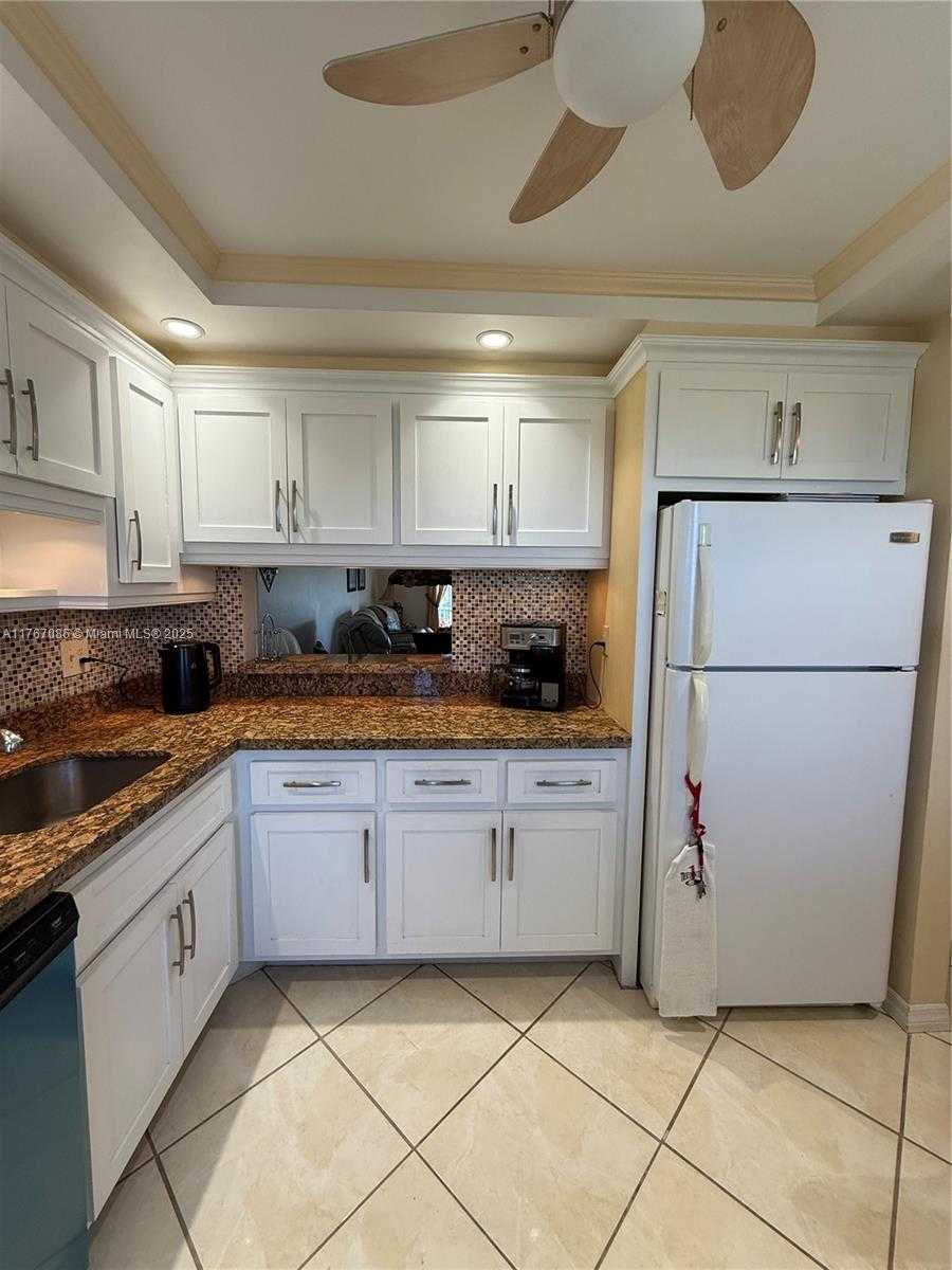 Small Image of 4800 HILLCREST LN #511, Hollywood Number 2