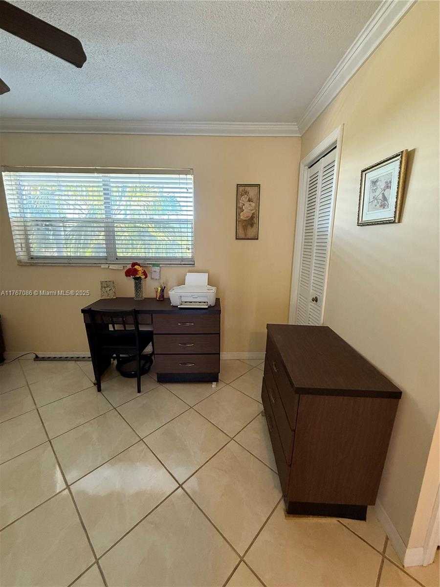 Small Image of 4800 HILLCREST LN #511, Hollywood Number 21