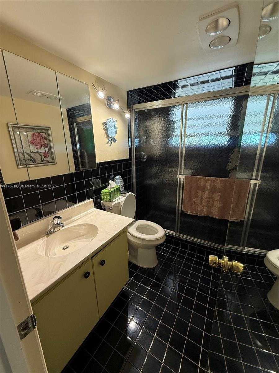 Small Image of 4800 HILLCREST LN #511, Hollywood Number 24