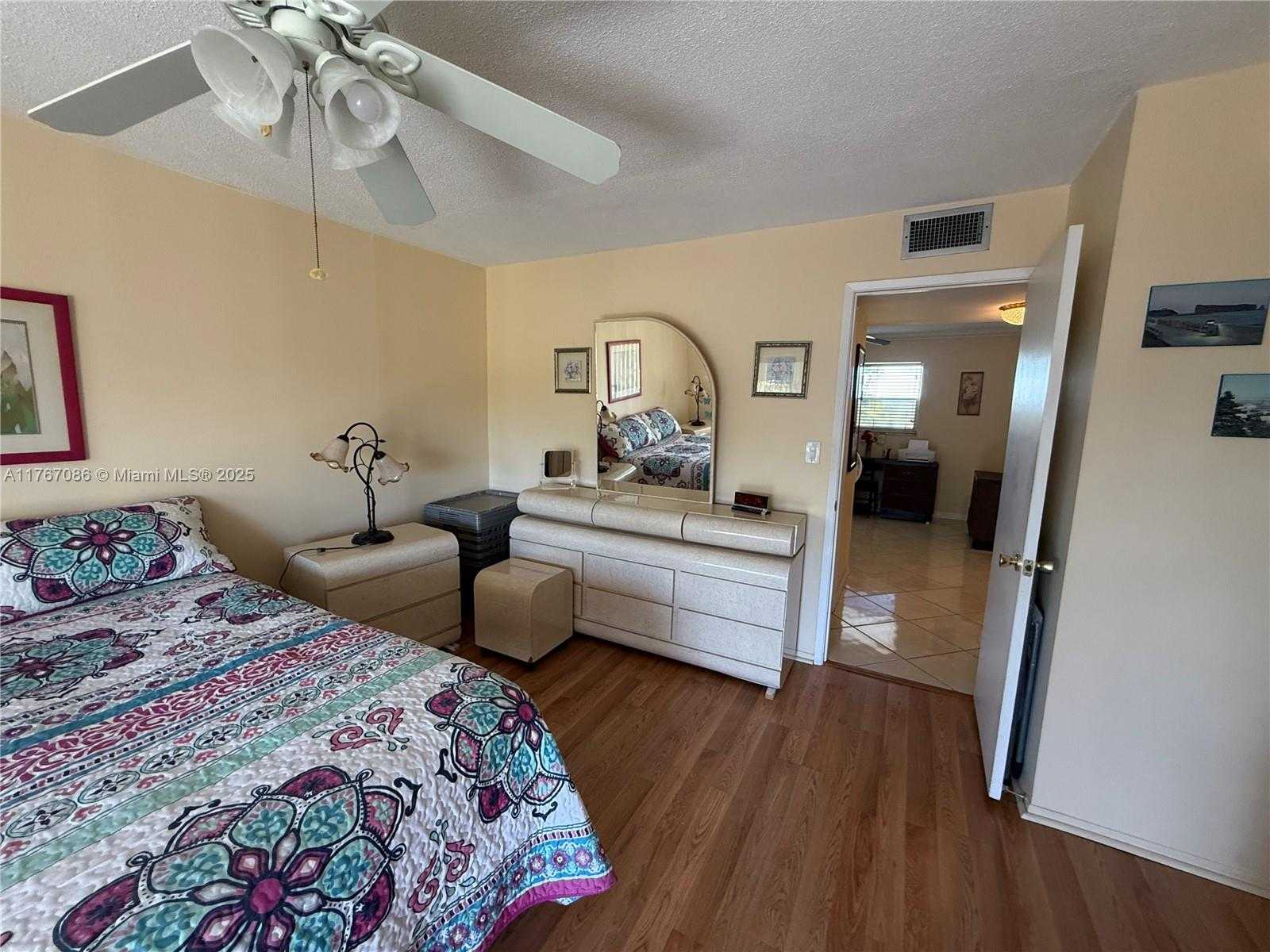 Small Image of 4800 HILLCREST LN #511, Hollywood Number 25