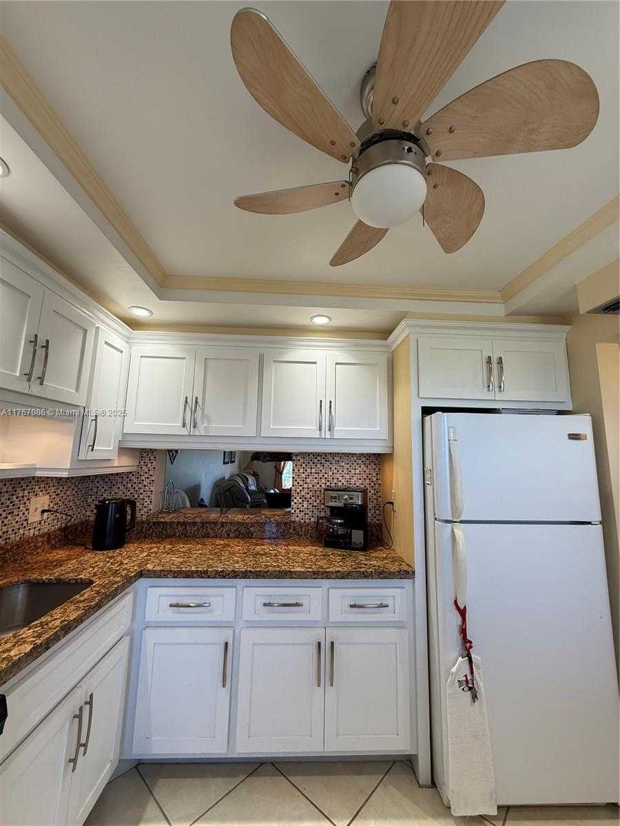 Small Image of 4800 HILLCREST LN #511, Hollywood Number 3