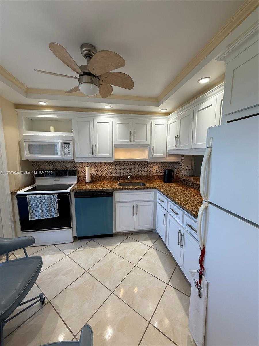 Small Image of 4800 HILLCREST LN #511, Hollywood Number 4